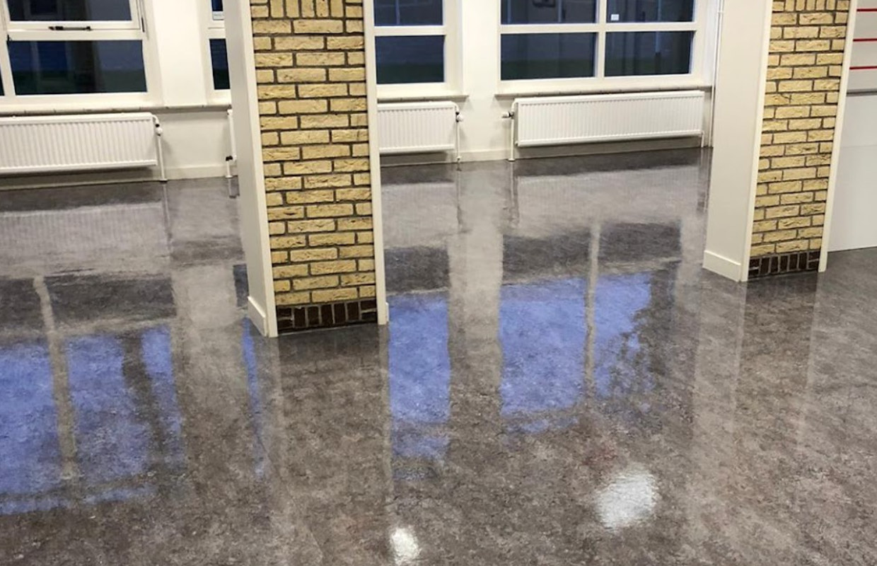 Glanzend gereinigde vloer in een bedrijfspand